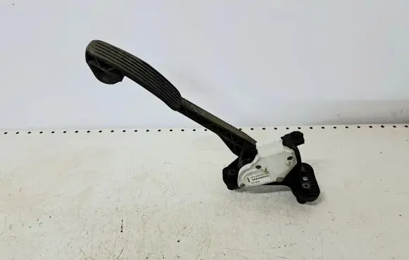 Volvo XC70 Accelerator throttle pedal 30636003