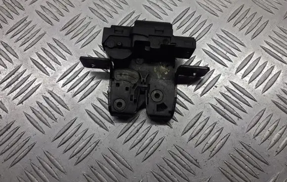Renault Megane II Tailgate exterior lock 8200947699