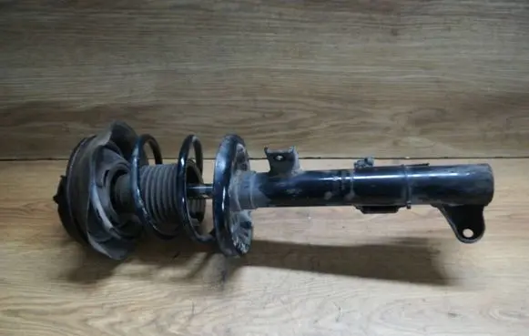 Mercedes-Benz C W203 Front shock absorber with coil spring 20335392