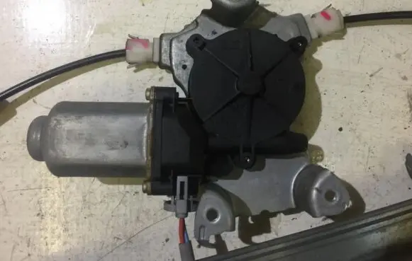 Nissan Almera N16 Front door window regulator motor 400600