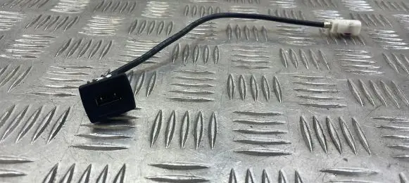 Mercedes-Benz E W212 USB socket connector A1728200515