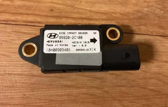 Hyundai Coupe Airbag deployment crash/impact sensor 959202C100 39020118 18H0090340