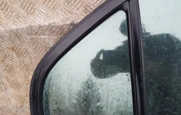 Mitsubishi Carisma Rear vent window glass 