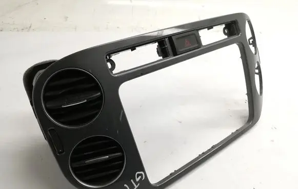 Volkswagen Tiguan Radio/GPS head unit trim 5N0858071