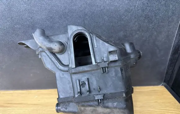 Volvo V70 Fuse box cover 8651137