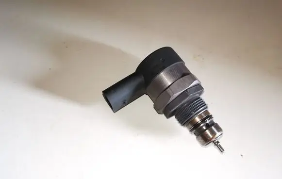 BMW 5 E60 E61 Fuel pressure regulator 0281002738