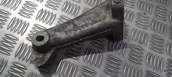 Engine mounting bracket