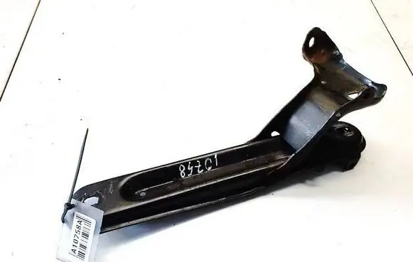 Engine mounting bracket