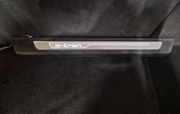 Audi Q7 4M Front sill trim cover 4M0947406A