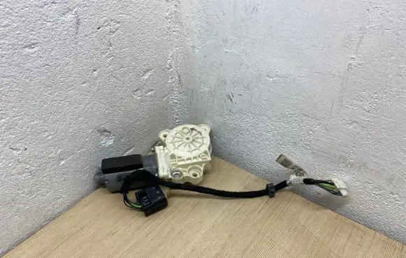 Mercedes-Benz CLS C219 Front door window regulator motor 0130821432 A2195408705