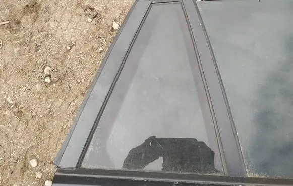 Rear vent window glass