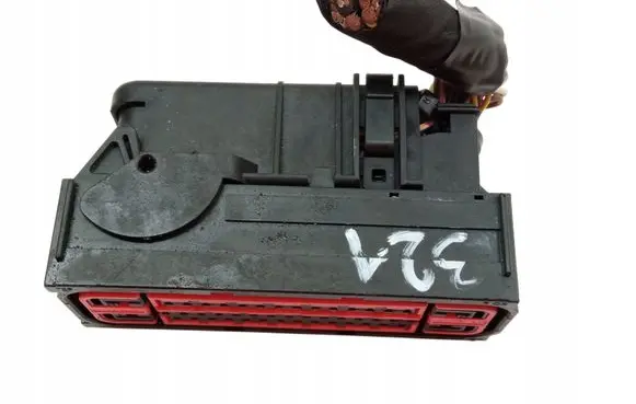Volvo V40 ABS module connector plug 31400643