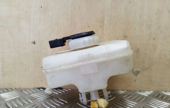 Brake fluid reservoir