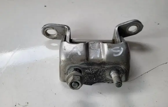 Nissan Qashqai Rear door upper hinge