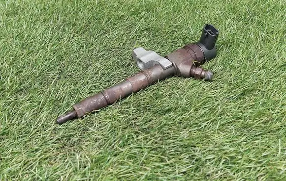 Opel Zafira C Fuel injector 55577668