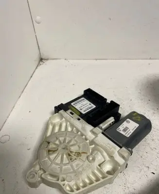 Volkswagen Golf VI Front door window regulator with motor 1K0959701AF 914088108 S2033H008
