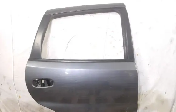 Nissan Almera Tino Rear door