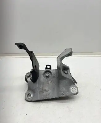 Toyota RAV 4 (XA50) Engine mounting bracket