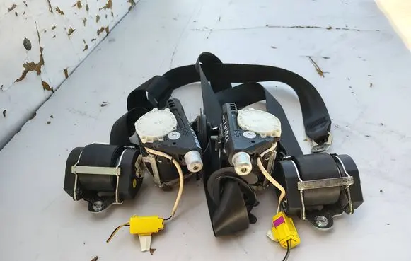 Volkswagen PASSAT CC Front seatbelt 