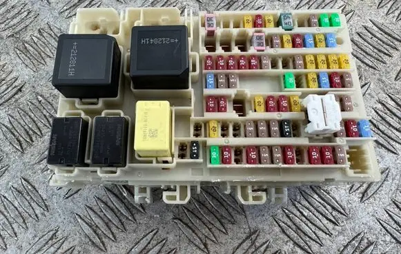 Nissan Qashqai J12 Fuse module 243506RA1B