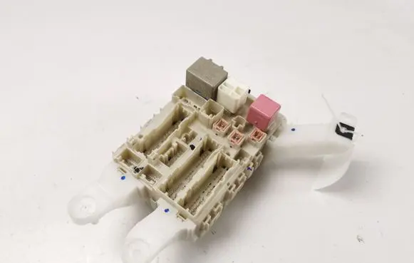 Toyota Auris 150 Fuse module 8273002130A 02097121 05807H10