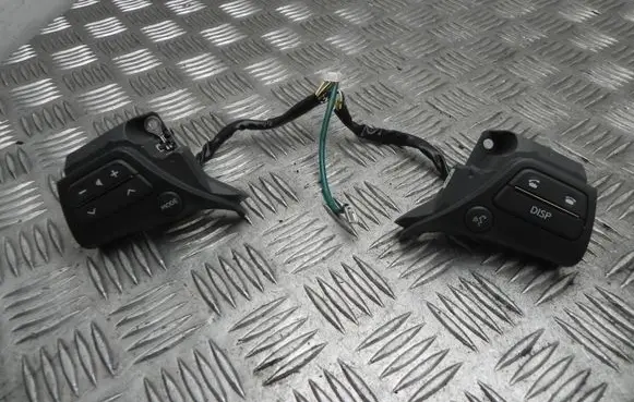 Steering wheel buttons/switches