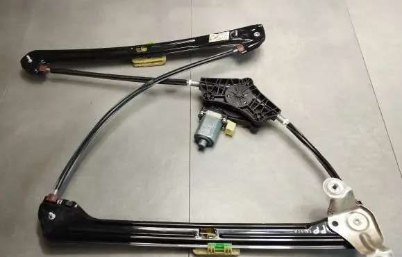 Volkswagen Golf VII Front door window regulator with motor 5G4837462H