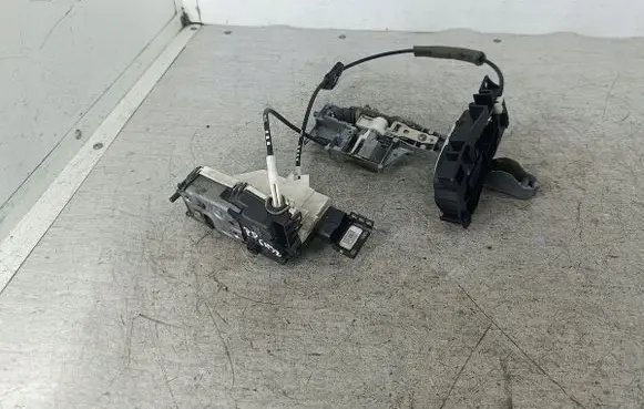 Peugeot 308 Front door lock PSA567147