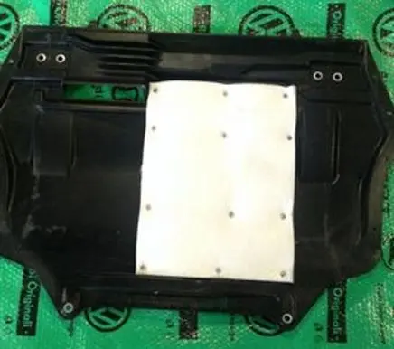 Volkswagen Jetta VI Front bumper skid plate/under tray 5C6825902A