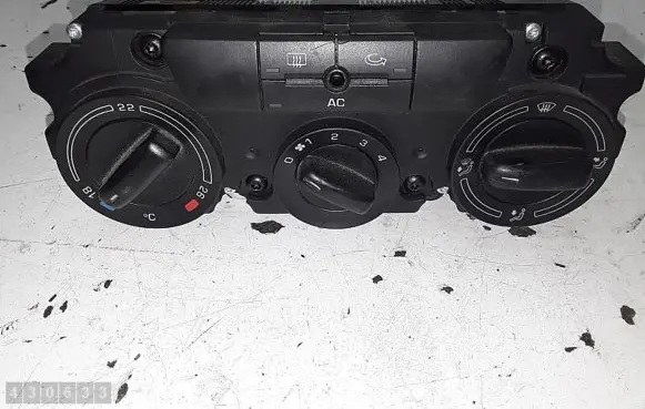 Skoda Octavia Mk2 (1Z) Climate control unit 74358120