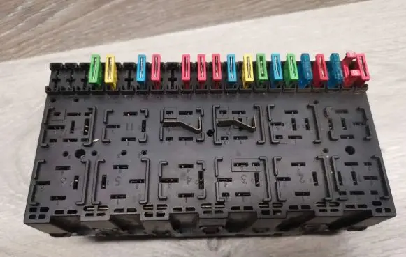 Volkswagen Golf III Fuse box set 357937039