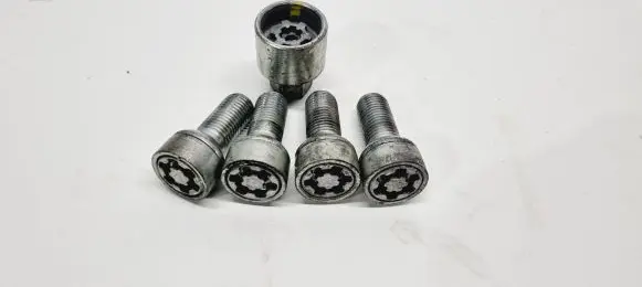 Skoda Karoq Anti-theft wheel nuts and lock 5J0698139