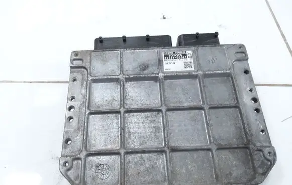 Toyota Avensis T270 Engine control unit/module 8966105D21