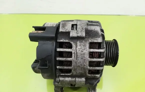 Volkswagen Polo Generator/alternator 03D903025E