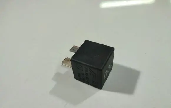 Volkswagen Polo IV 9N3 Other relay 7M0951253A