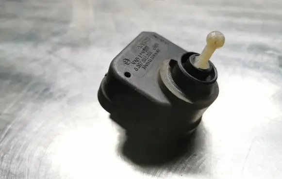 Opel Vectra B Headlight level adjustment motor 