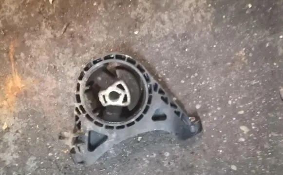 Opel Insignia A Engine mount bracket
