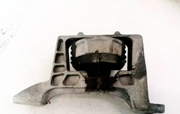 Ford Focus Engine mount bracket
