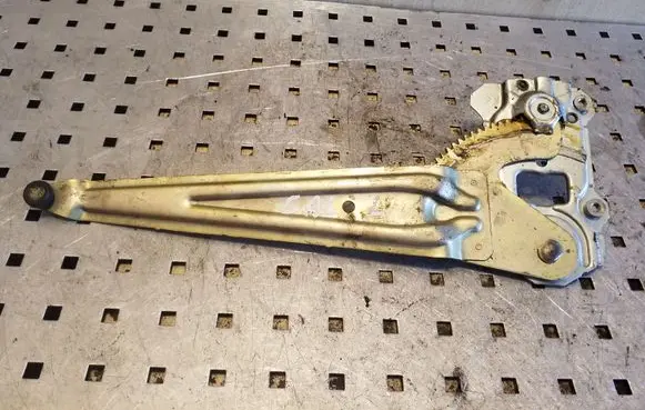 Rear door manual window regulator