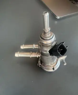 Peugeot 2008 II Fuel injector 9842811780