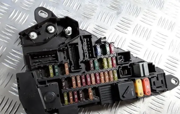 BMW 5 E60 E61 Fuse module 690658806 518811047
