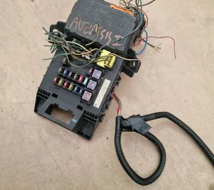 Toyota Avensis T250 Fuse module 8264105011 05810530