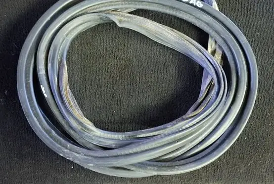 Trunk rubber seal (body)