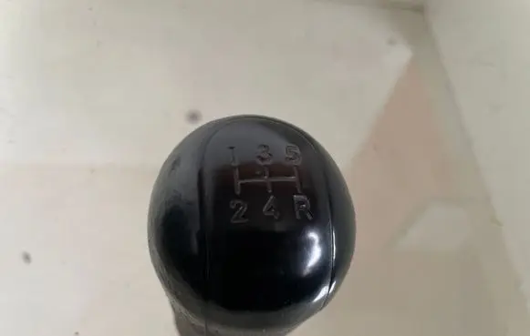 Toyota Avensis Verso Gear lever shifter trim leather/knob