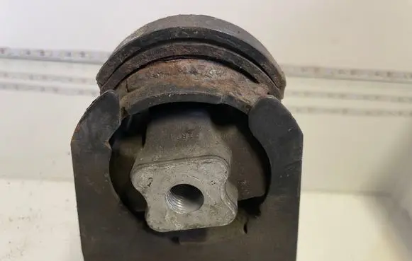 Toyota Avensis T250 Engine mount bracket