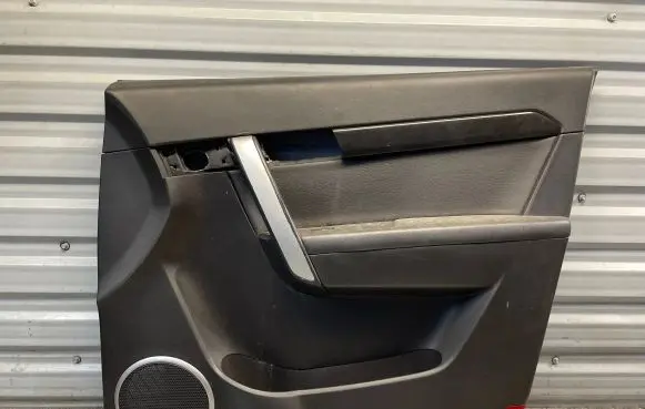 Chevrolet Captiva Front door card panel trim