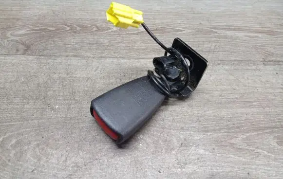 Volvo C30 Rear seatbelt buckle 8685941