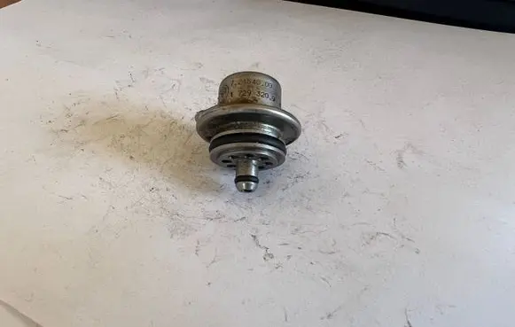 BMW 3 E46 Fuel pressure regulator 72154800 17293209