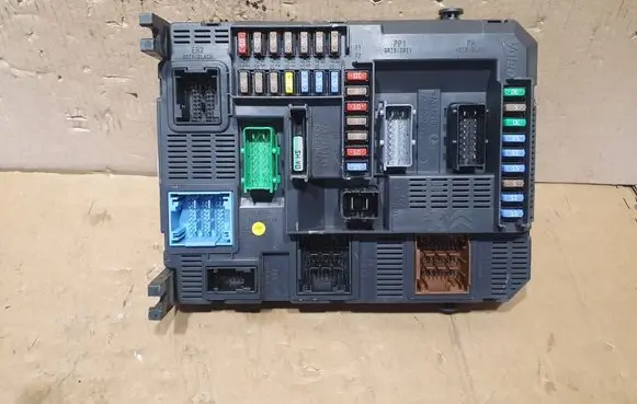 Peugeot 208 Comfort/convenience module 9678355980