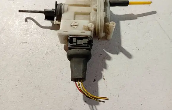 Volkswagen PASSAT B5 Central locking motor 632585